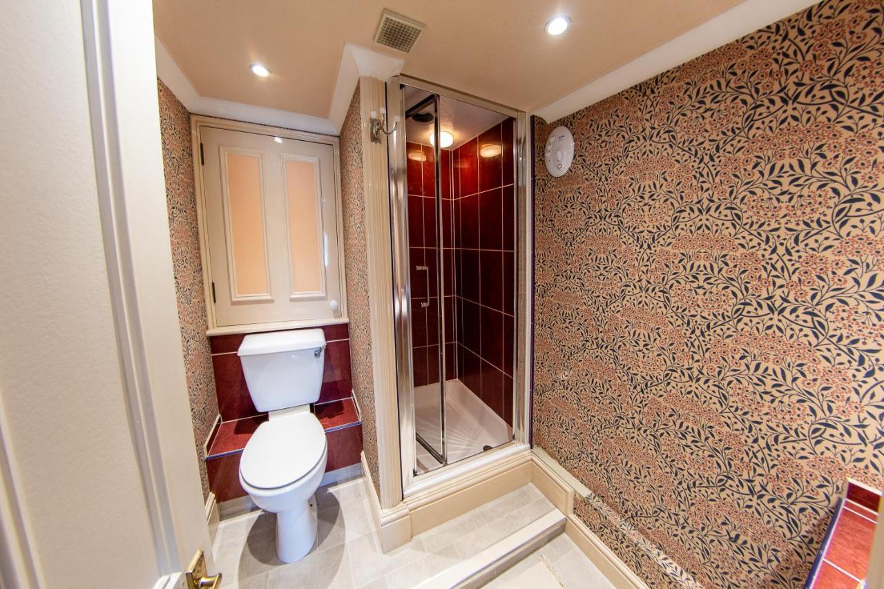 3, The Dolphin, 49 Quay Street - Stunning Apartment - Quintessential - Quay Views - Sleeps 2-4 People Нюпорт Екстериор снимка
